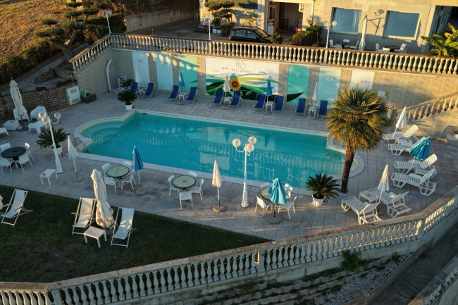 Albergo in vendita a Massignano