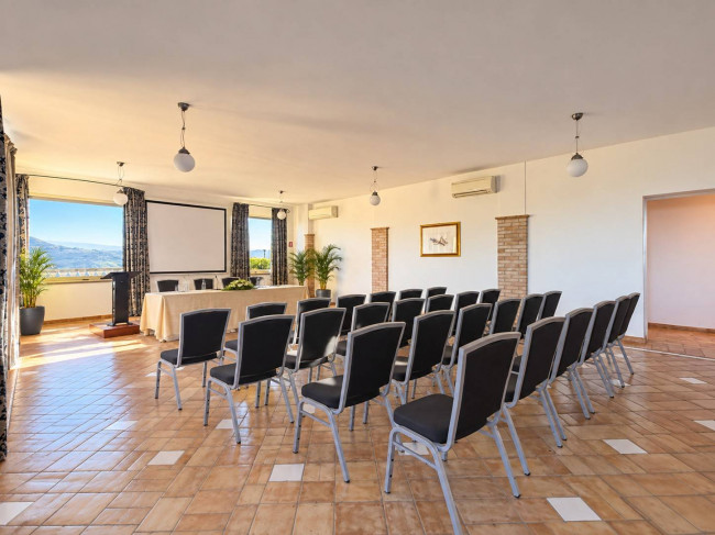 Albergo in vendita a Massignano