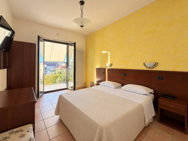 Albergo in vendita a Massignano