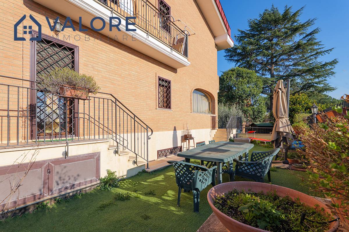 Villa bifamiliare in vendita a Roma