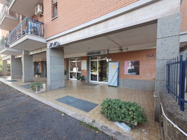 Locale commerciale in affitto a Roma