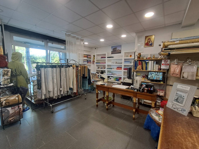 Locale commerciale in affitto a Roma