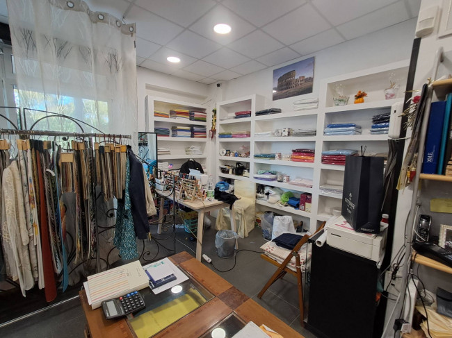 Locale commerciale in affitto a Roma