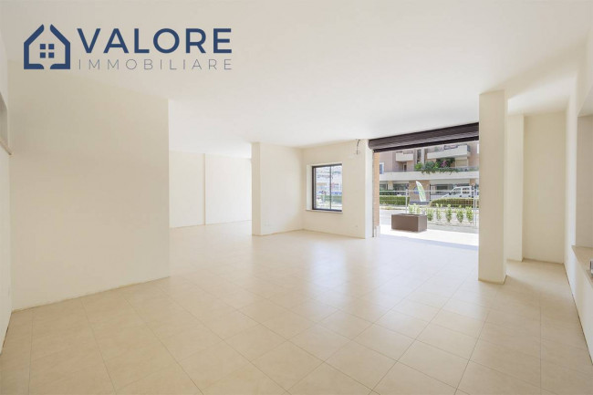 Locale commerciale in affitto a Roma