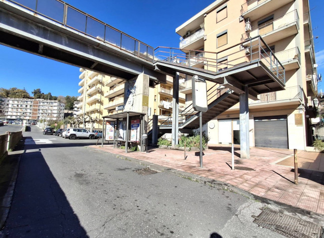 Locale commerciale in vendita a Gravina di Catania