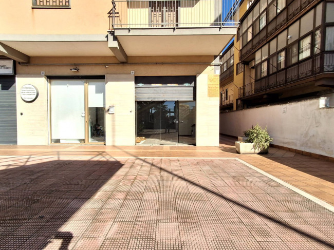Locale commerciale in vendita a Gravina di Catania