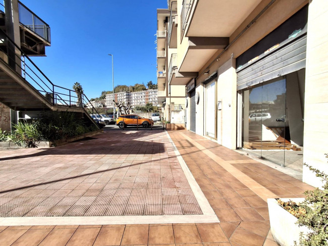 Locale commerciale in vendita a Gravina di Catania