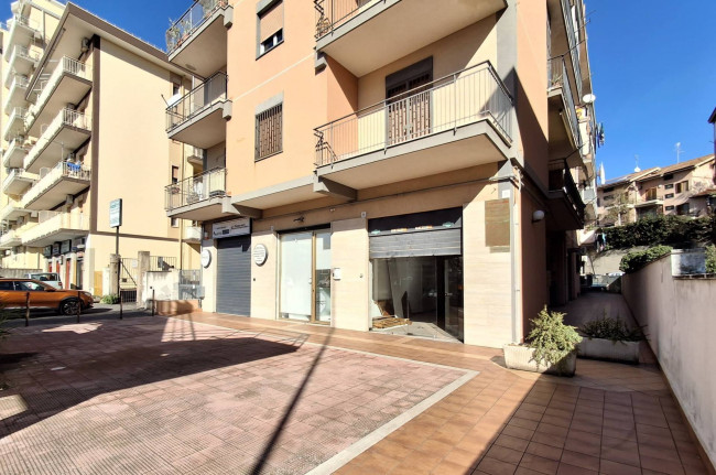 Locale commerciale in vendita a Gravina di Catania