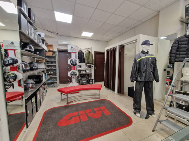 Locale commerciale in vendita a Catania