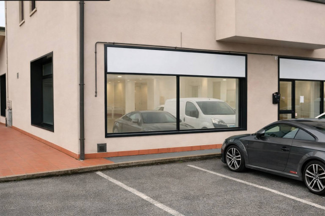 Locale commerciale in affitto a San Giovanni Lupatoto