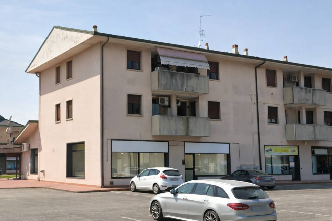 Locale commerciale in affitto a San Giovanni Lupatoto