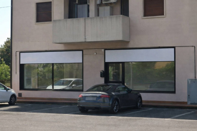 Locale commerciale in affitto a San Giovanni Lupatoto