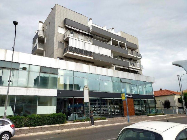 Locale commerciale in vendita a Montesilvano