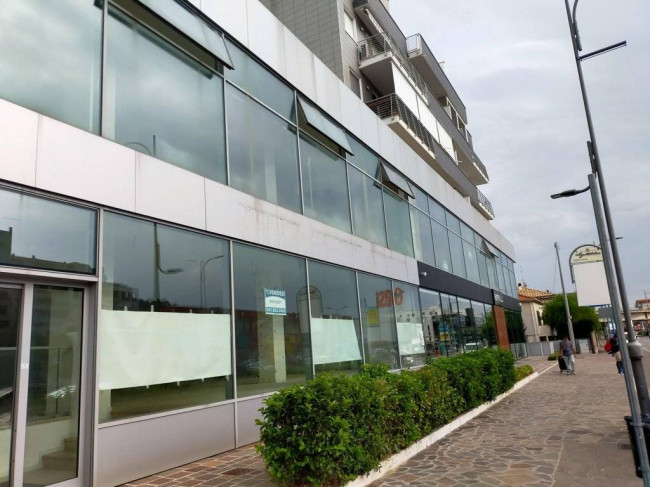 Locale commerciale in vendita a Montesilvano