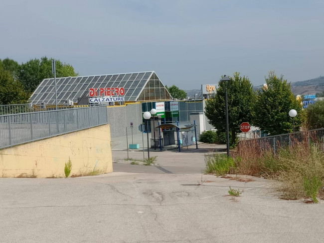 Locale commerciale in vendita a Bellante