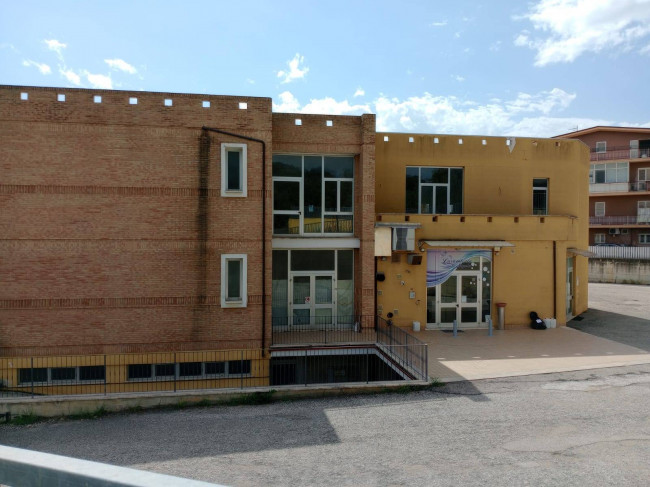 Locale commerciale in vendita a Bellante