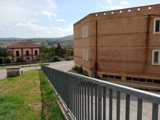 Locale commerciale in vendita a Bellante