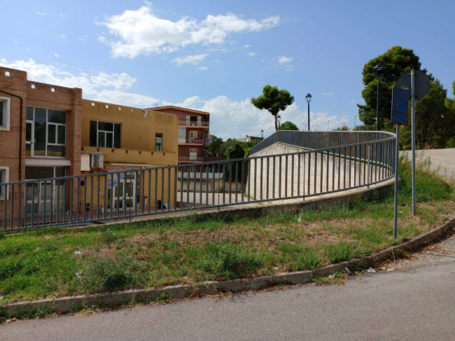 Locale commerciale in vendita a Bellante
