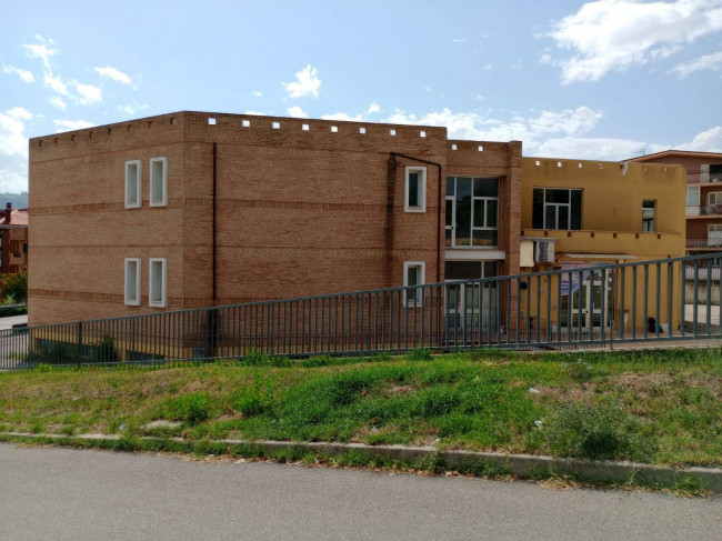 Locale commerciale in vendita a Bellante