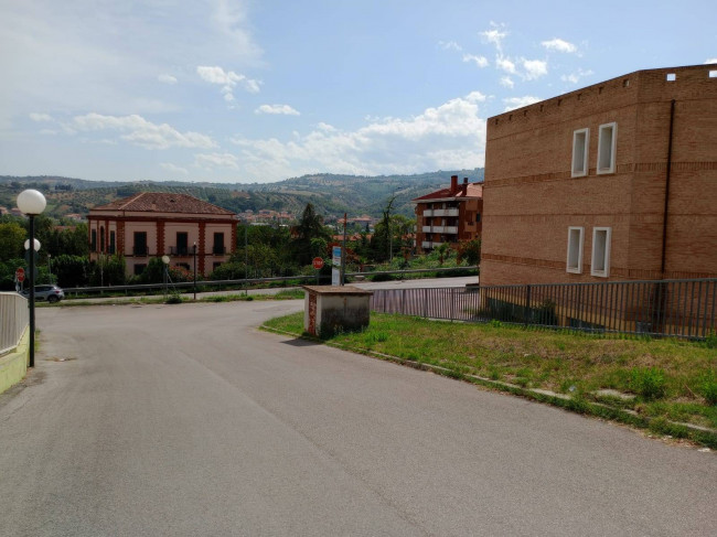 Locale commerciale in vendita a Bellante