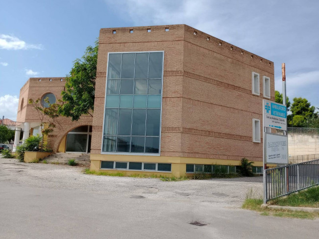 Locale commerciale in vendita a Bellante