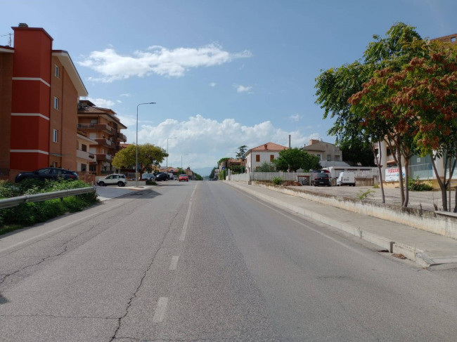 Locale commerciale in vendita a Bellante