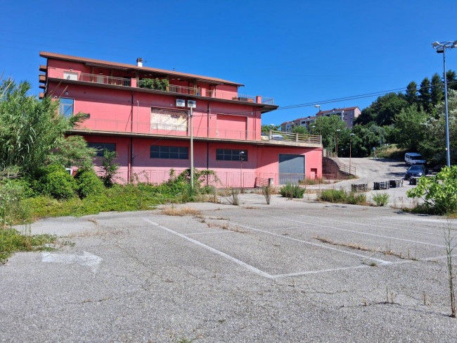 Locale commerciale in vendita a Chieti