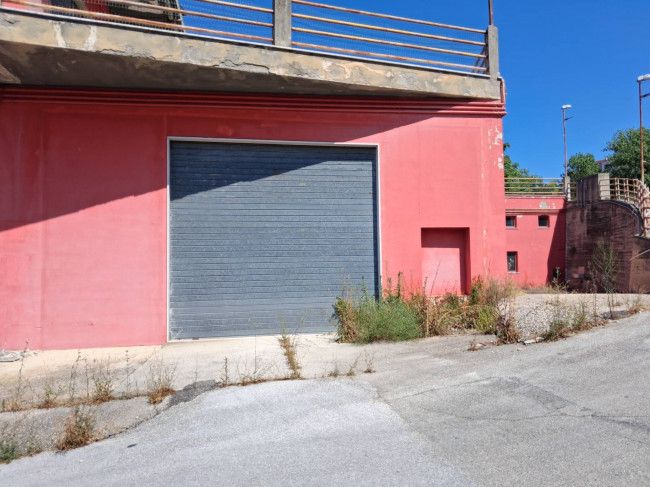 Locale commerciale in vendita a Chieti