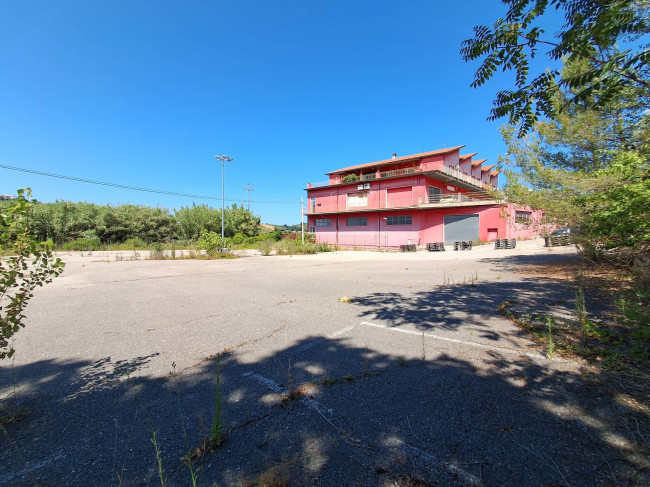 Locale commerciale in vendita a Chieti