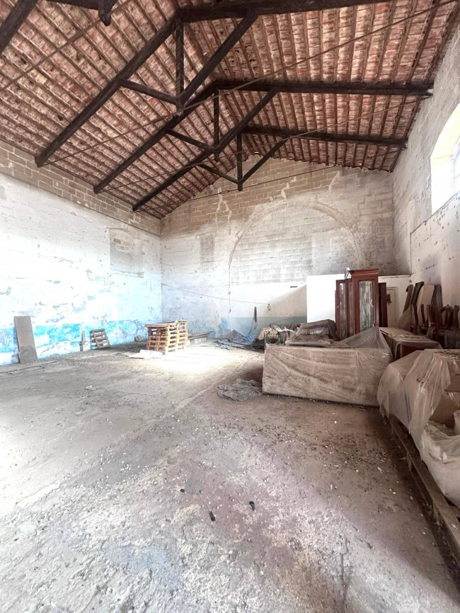 Locale commerciale in vendita a Sannicola