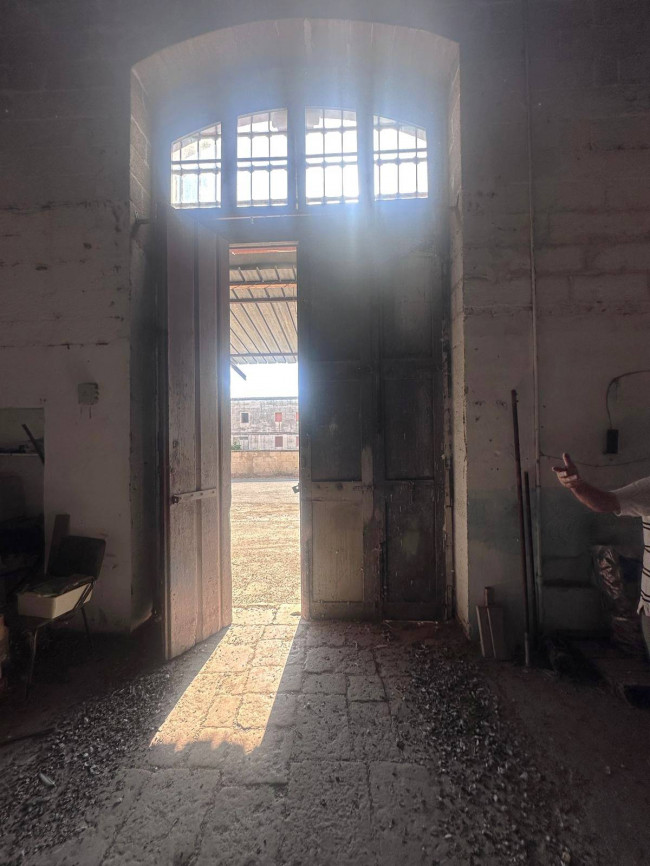 Locale commerciale in vendita a Sannicola