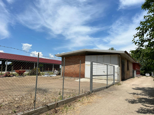 Magazzino in vendita a Fiumicino