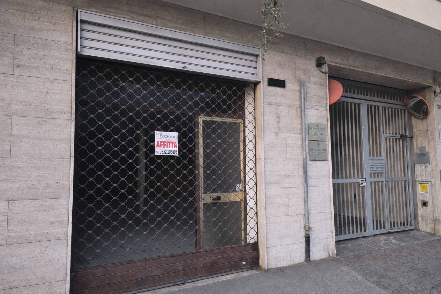 Locale commerciale in affitto a Ferrara