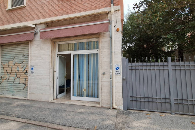 Locale commerciale in affitto a Ferrara