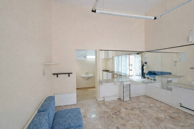 Locale commerciale in affitto a Ferrara