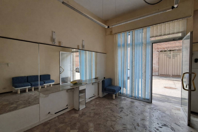 Locale commerciale in affitto a Ferrara
