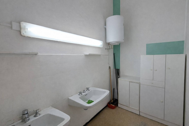 Locale commerciale in affitto a Ferrara