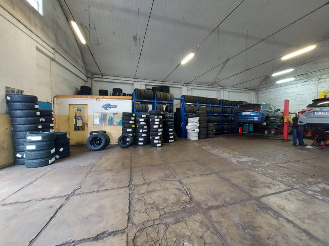 Locale commerciale in affitto a Ferrara