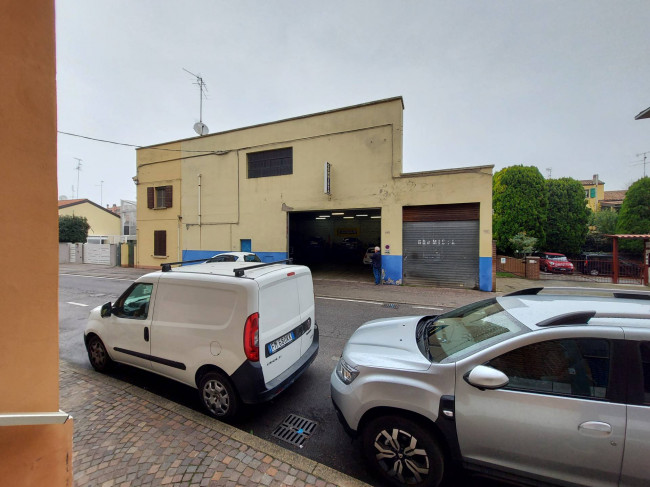 Locale commerciale in affitto a Ferrara