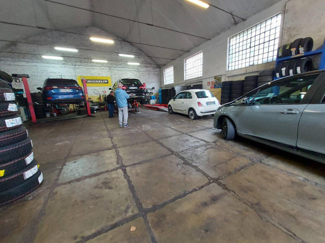 Locale commerciale in affitto a Ferrara