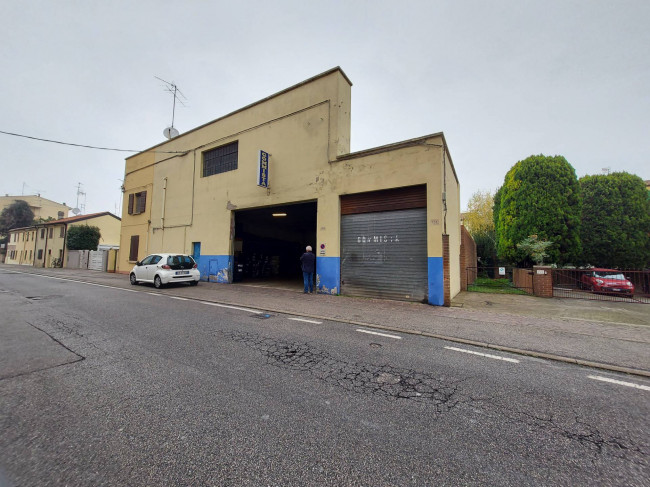 Locale commerciale in affitto a Ferrara