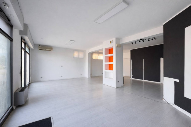 Locale commerciale in vendita a Ferrara