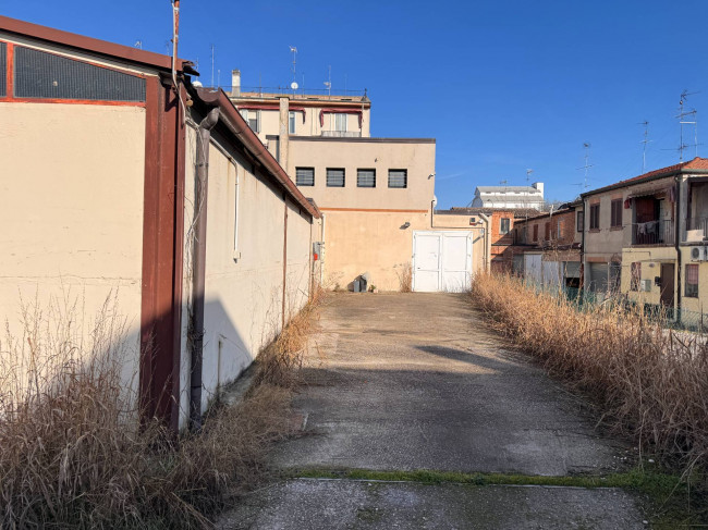 Locale commerciale in vendita a Ferrara