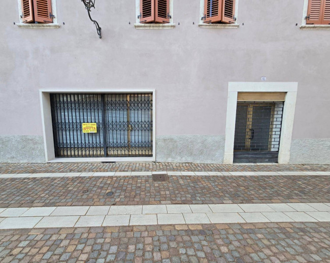 Locale commerciale in affitto a Avio