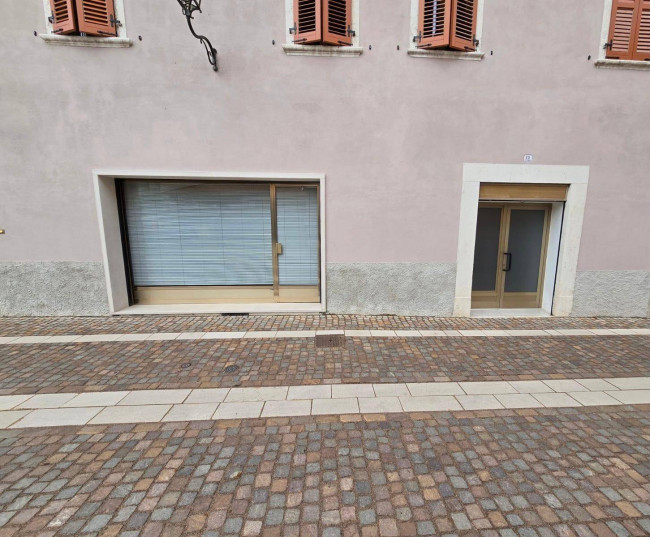 Locale commerciale in affitto a Avio