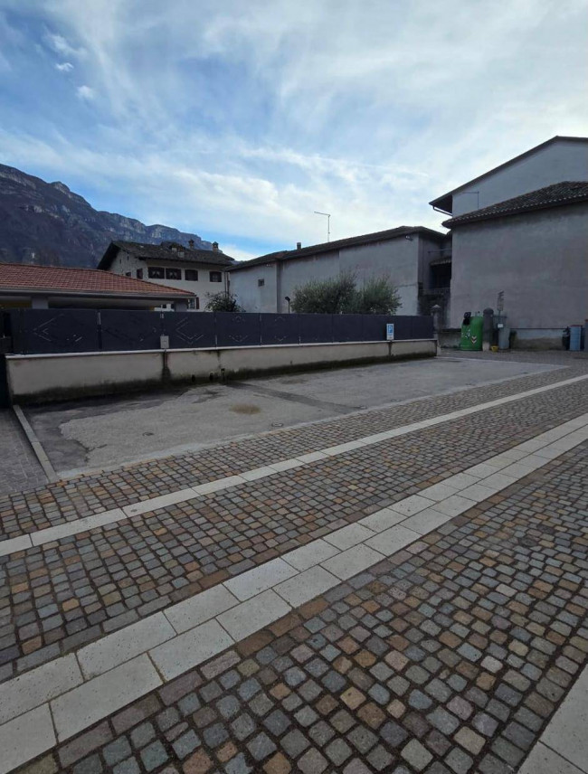 Locale commerciale in affitto a Avio