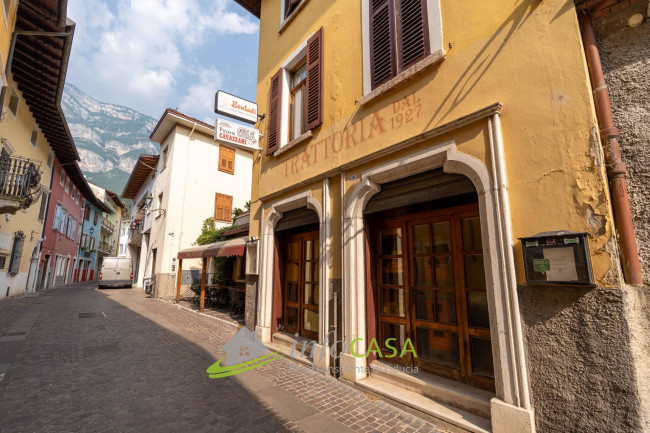 Locale commerciale in affitto a Avio