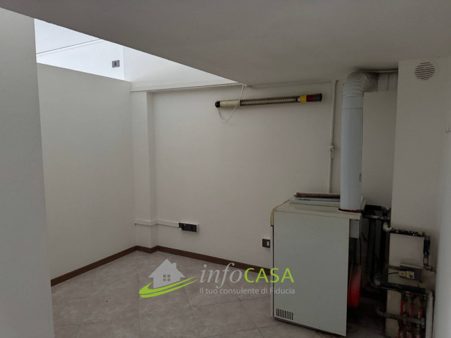 Locale commerciale in affitto a Ala