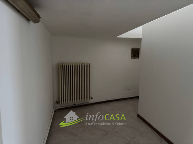 Locale commerciale in affitto a Ala