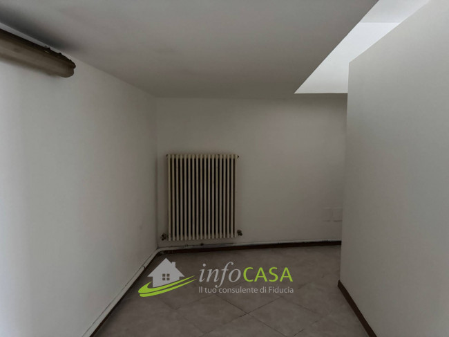 Locale commerciale in affitto a Ala